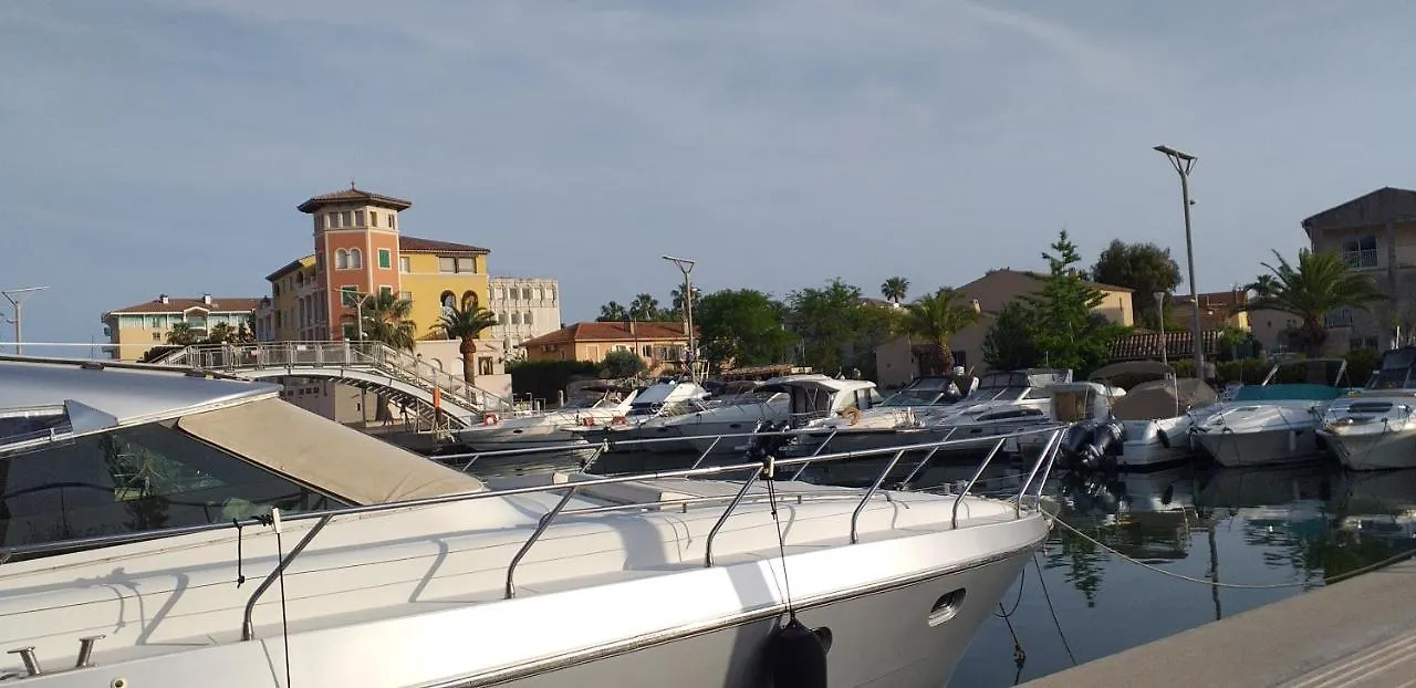 Sur Le Quai De Port Frejus Apartment