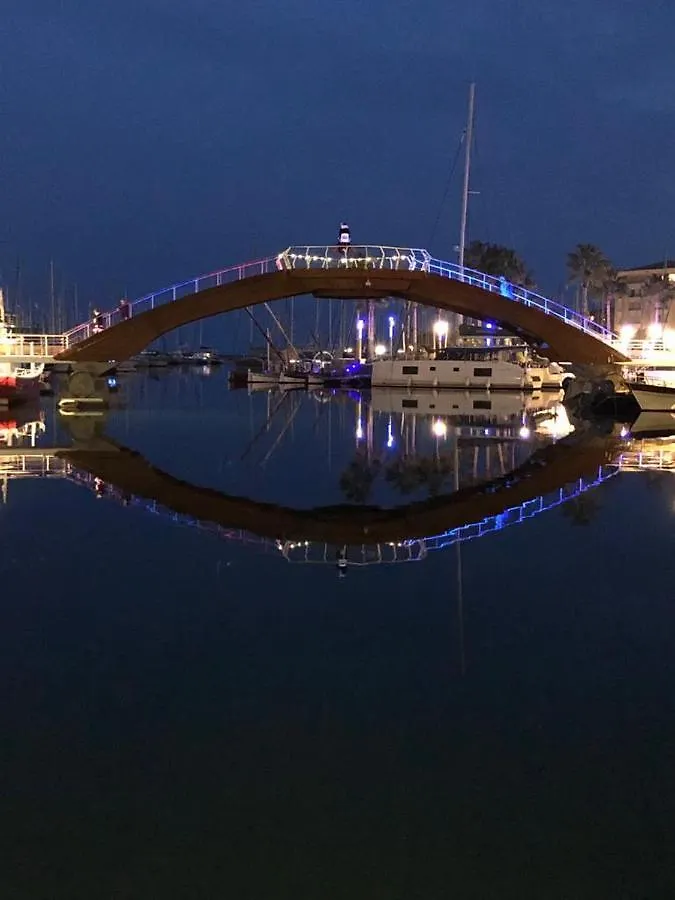Sur Le Quai De Port Frejus Apartment